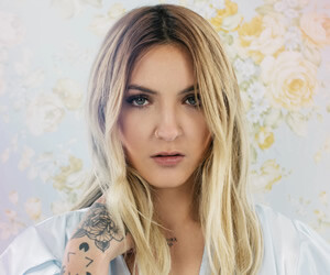 Julia Michaels - images