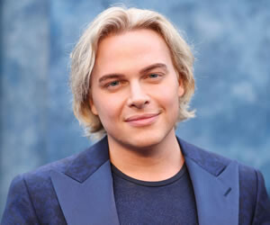 Ronan Farrow - images