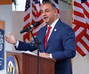 Gil Cisneros - images