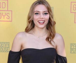 Grace Van Dien - images